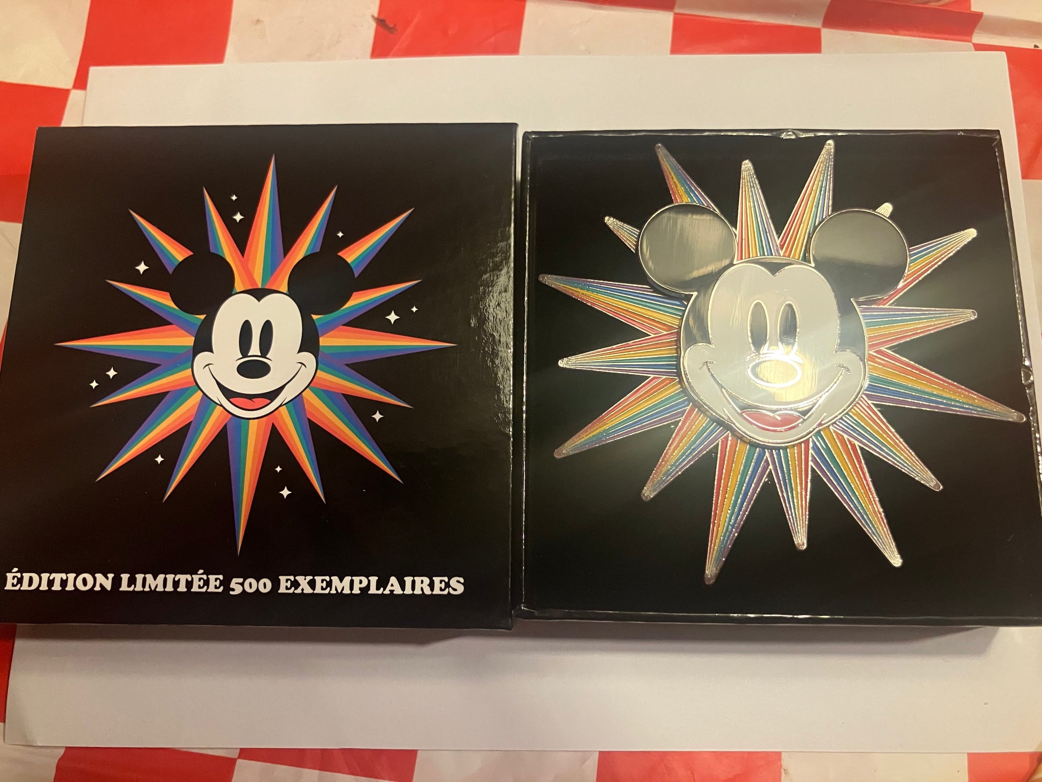 Pin Jumbo Limitado del Orgullo de Mickey Mouse