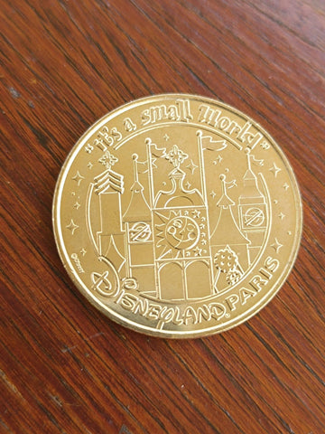 Es una moneda de Disney del pequeño mundo