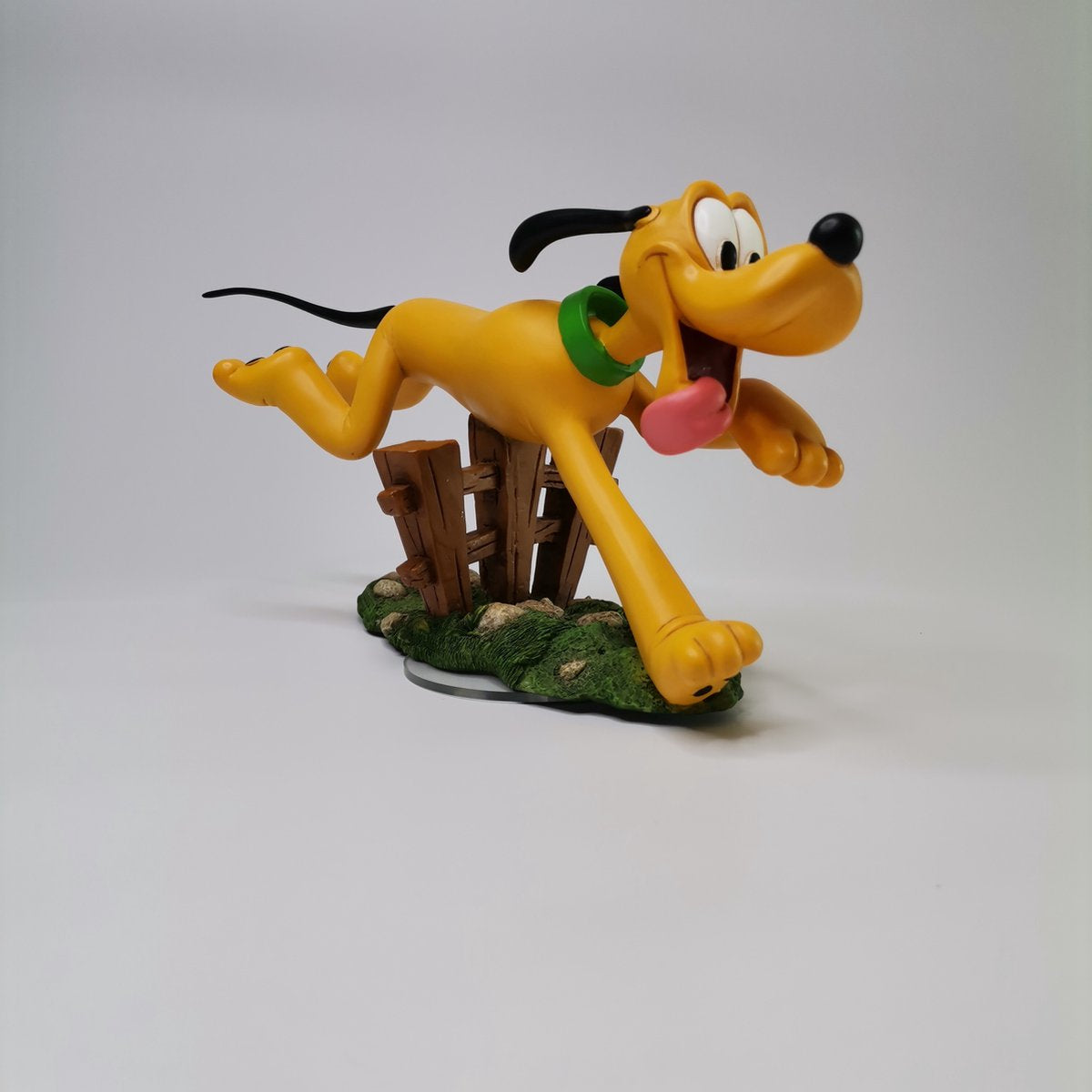 Pluto-Disney-Statue